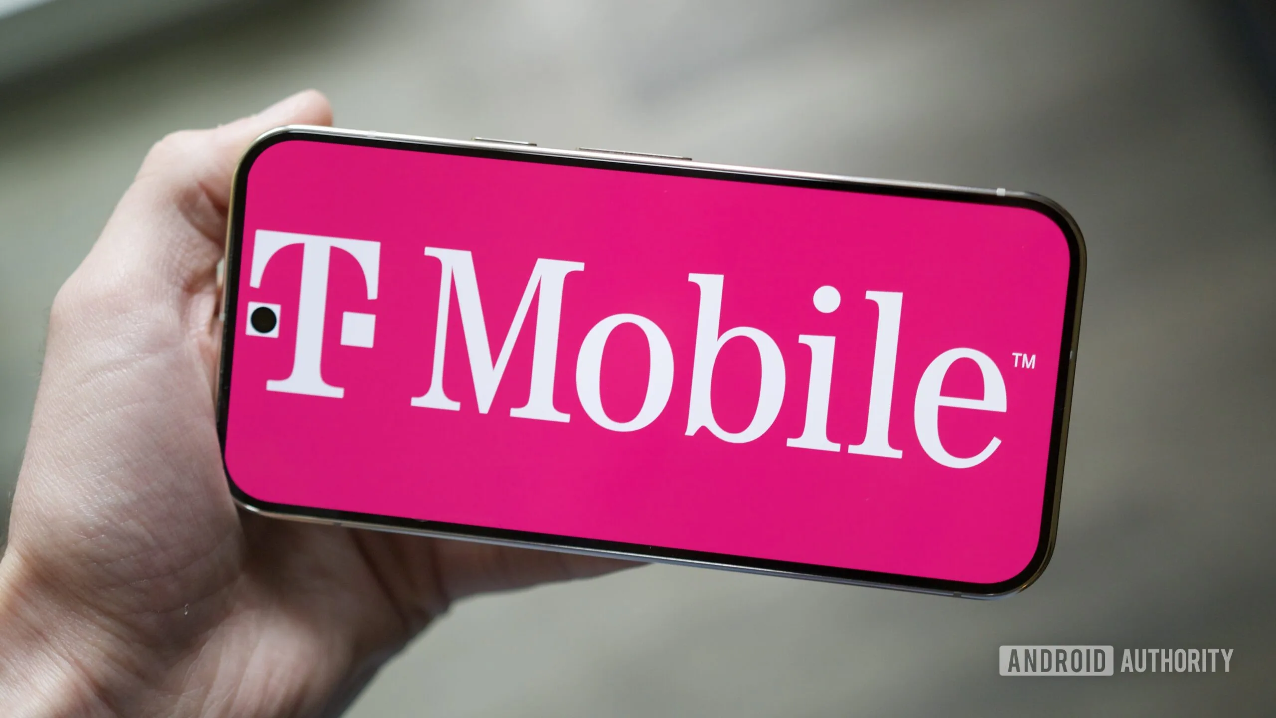 Akıllı telefon ekranında görünen T-Mobile logosu