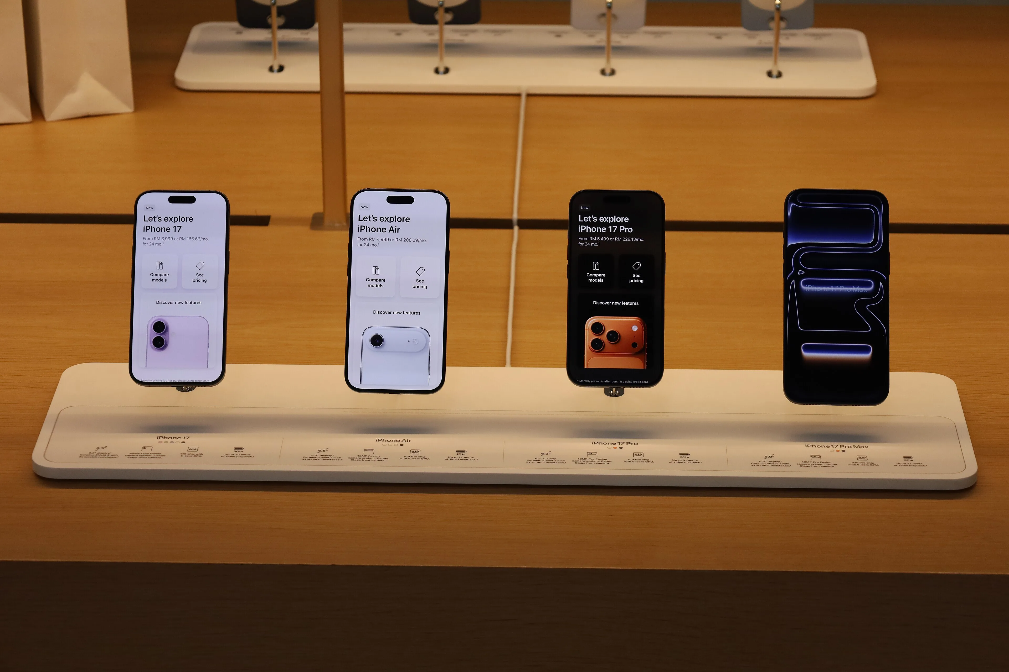 Apple Store'da sergilenen iPhone 17, iPhone Air ve iPhone 17 Pro modelleri