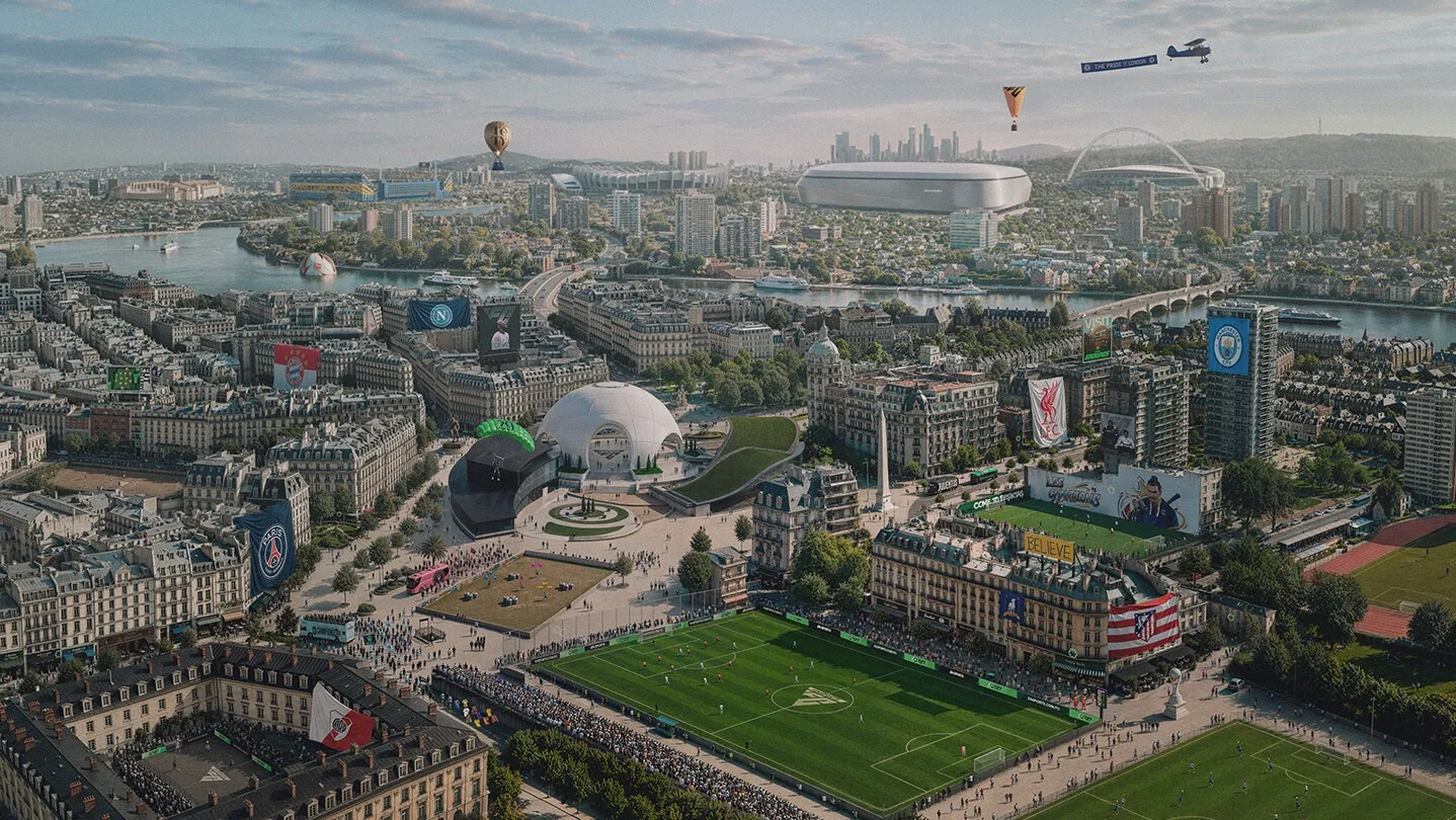 EA Sports FC 27'nin The Grounds şehrinin kuş bakışı görüntüsü; meydanlarda futbol sahaları ve kulüp bayrakları