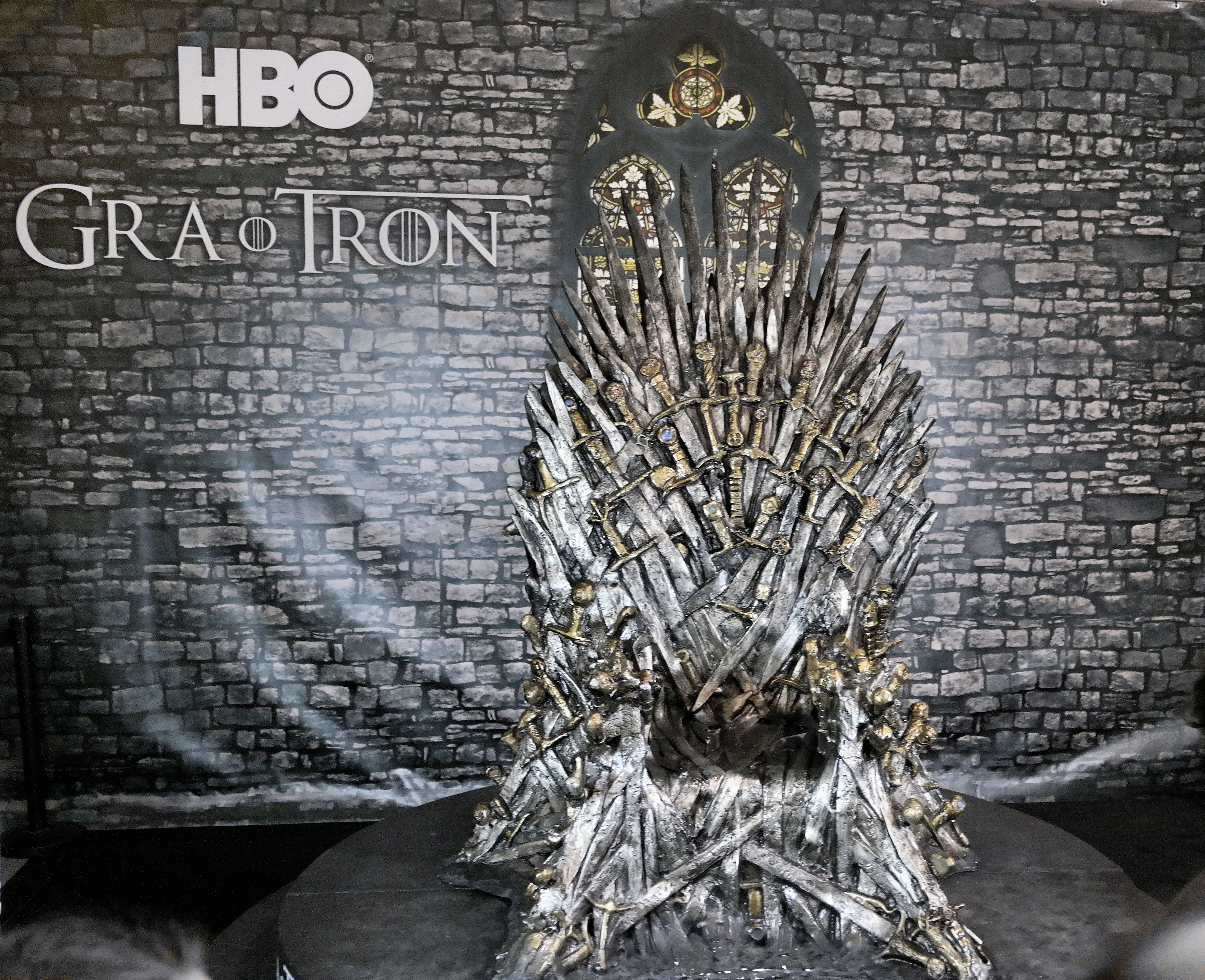 Game of Thrones sergisinde kılıçlardan yapılmış Demir Taht replikası