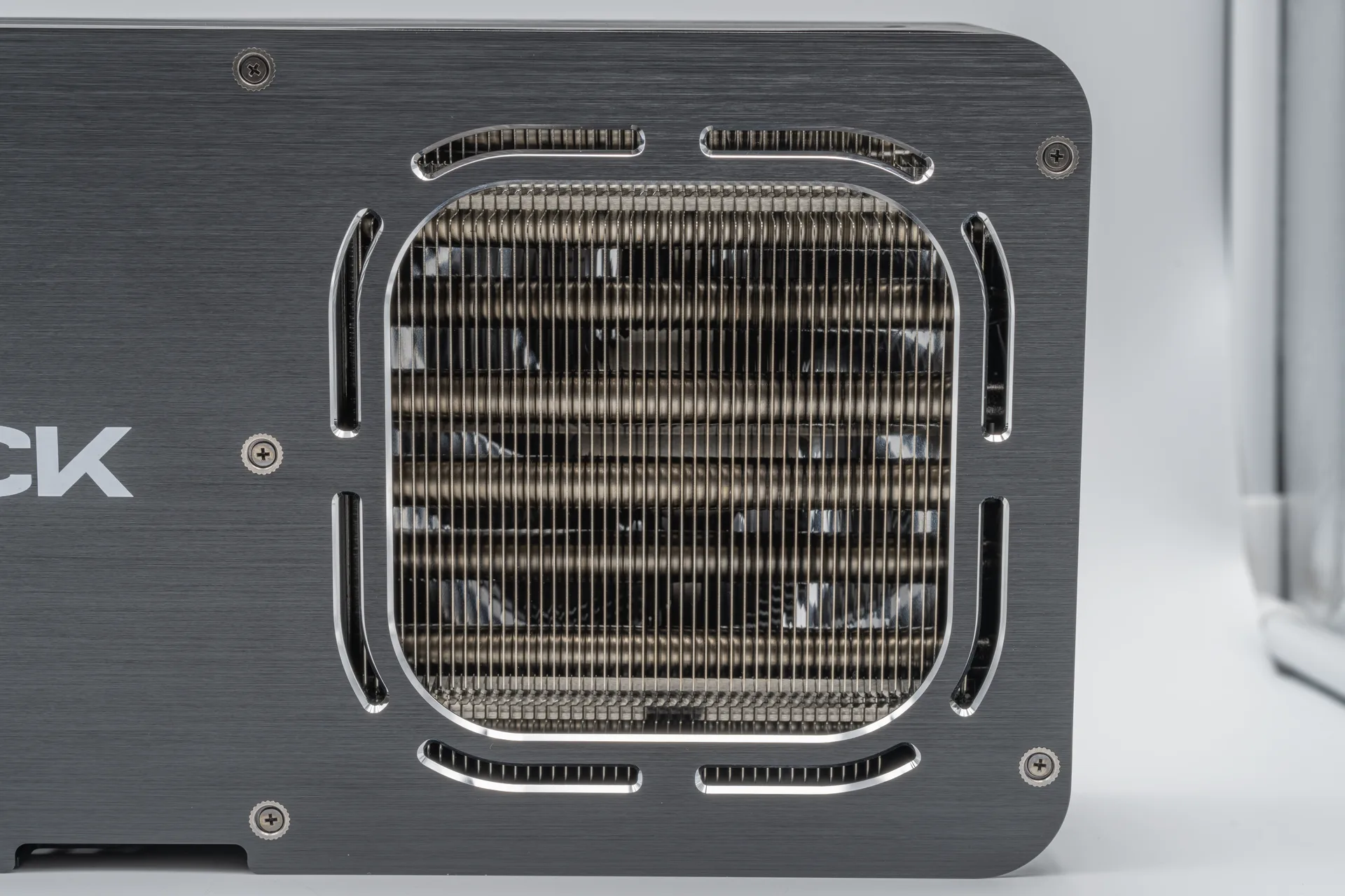GeForce RTX 5090 ekran kartının soğutucu bloğu ve fan yuvası yakın çekim