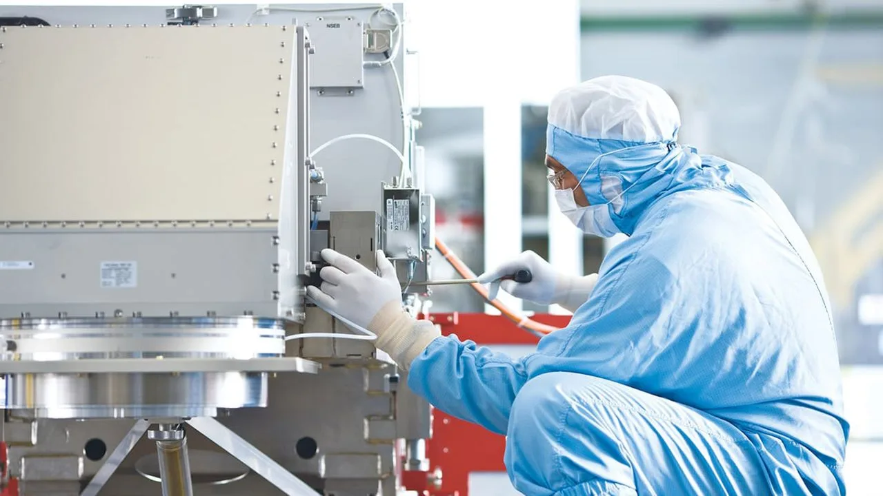 ASML High-NA EUV litografi sistemi ve fotomaske geçişi görseli