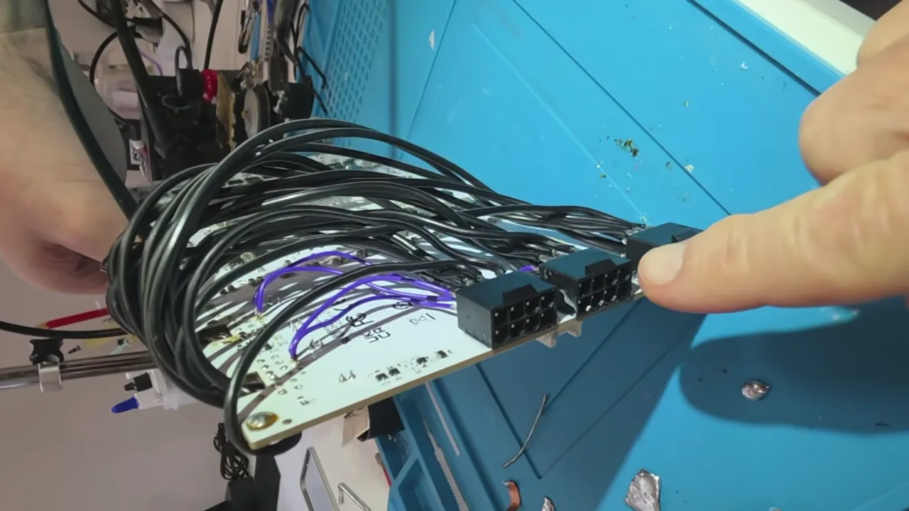 Üç adet 8 pin konnektörle modifiye edilmiş RTX 5090 ekran kartı