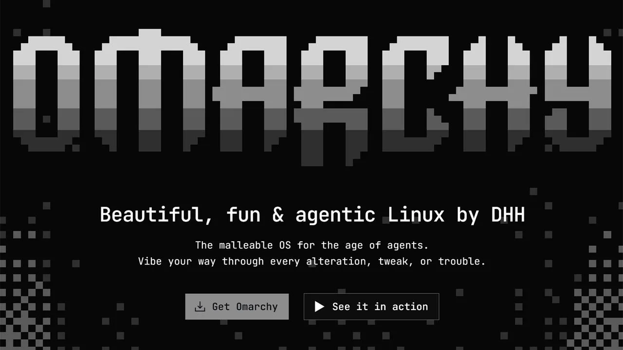 Eski bir MacBook'un ayna karşısında webcam ile kendi ekranını izlediği Omarchy Linux deneyi