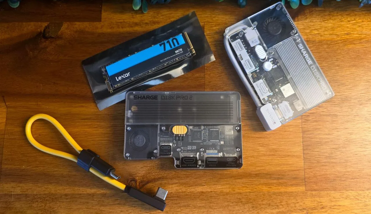 Sharge Disk Pro 2 Ultra harici SSD kutusu ve bağlantı portları