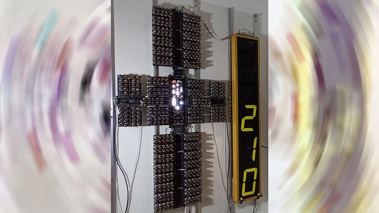 1950'lerden kalma Sovyet vakum tüpleriyle inşa edilmiş duvara monte retro bilgisayar Tube Computer MK3