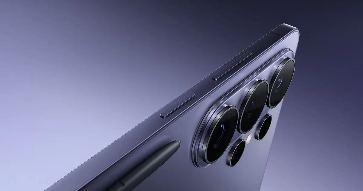 Samsung Galaxy S26 Ultra'nın yan profili: kamera modülü ve S Pen kalemi mor-lacivert zeminde