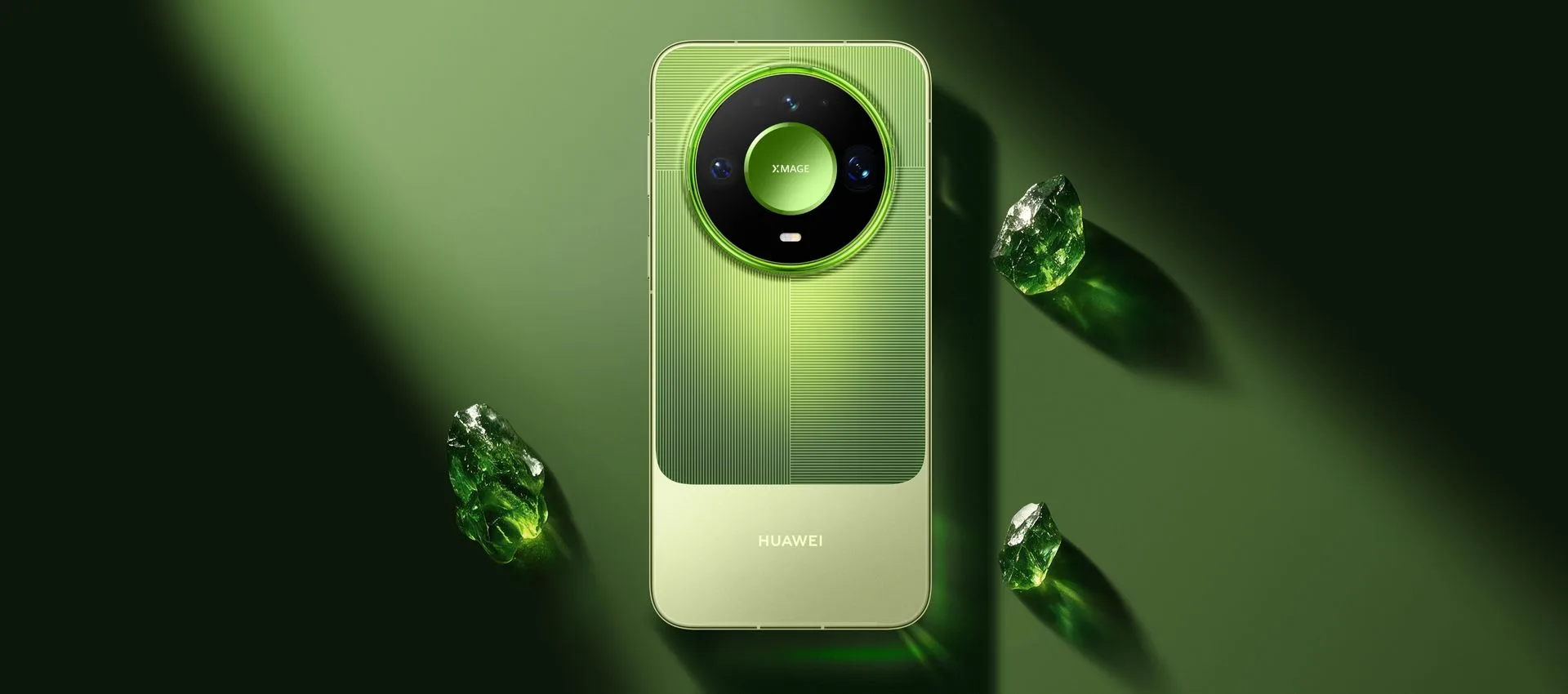 Huawei Mate 90 Pro Max yeşil renk seçeneğinin arka yüzü ve dairesel XMAGE kamera adası