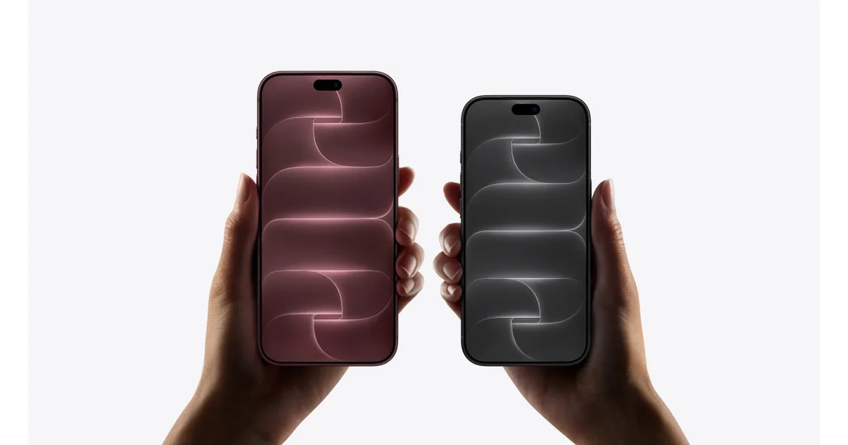 Elde tutulan Bordo ve Siyah renkli iki iPhone 18 Pro, ekranlarında soyut desenli duvar kâğıdı