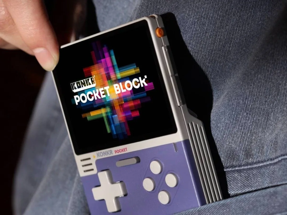 Konkr Pocket Block retro el konsolu cepte, ekranda logo