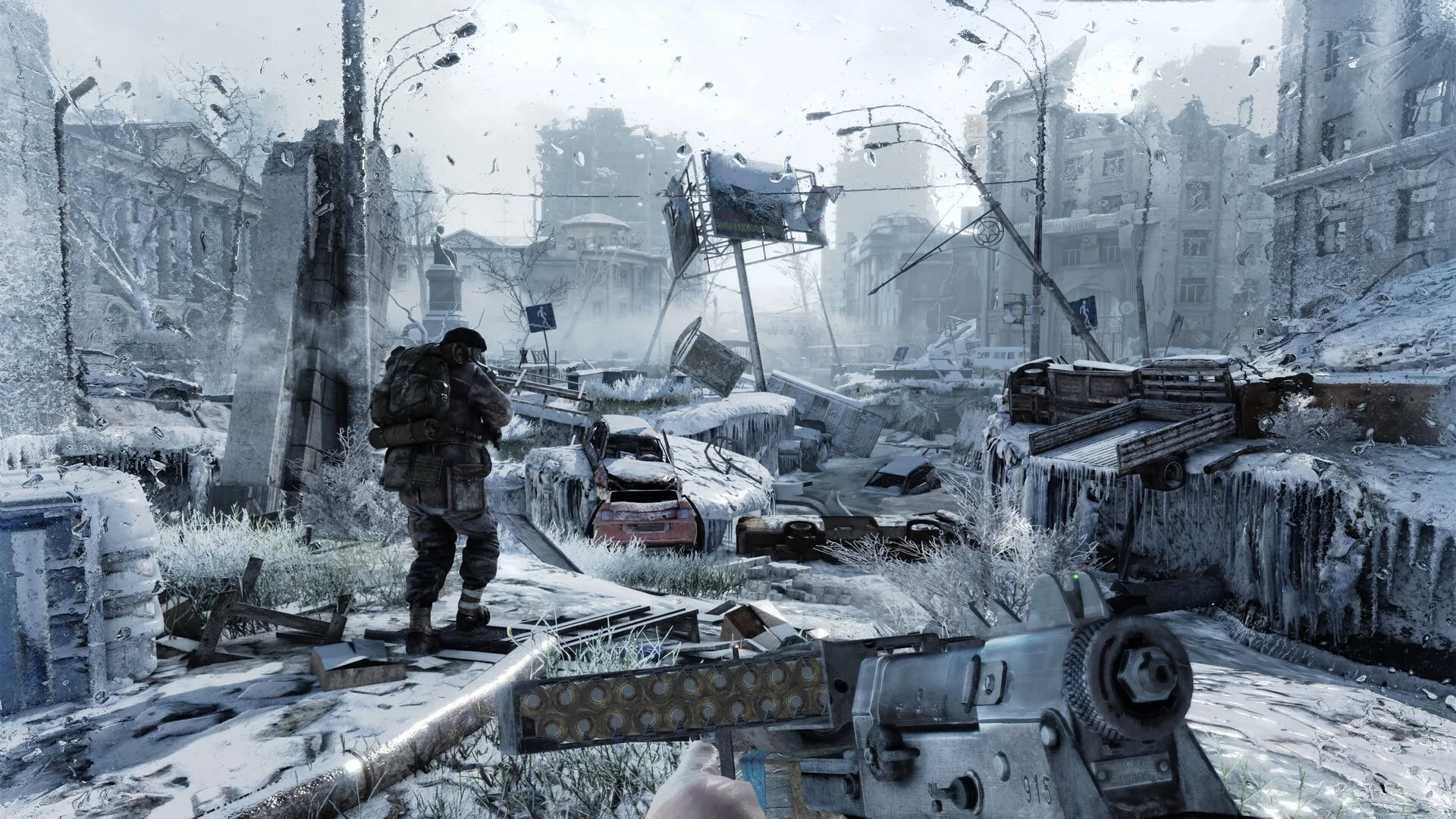 Metro 2033 Redux'ta karlı yıkık şehirde silahlı oyuncu