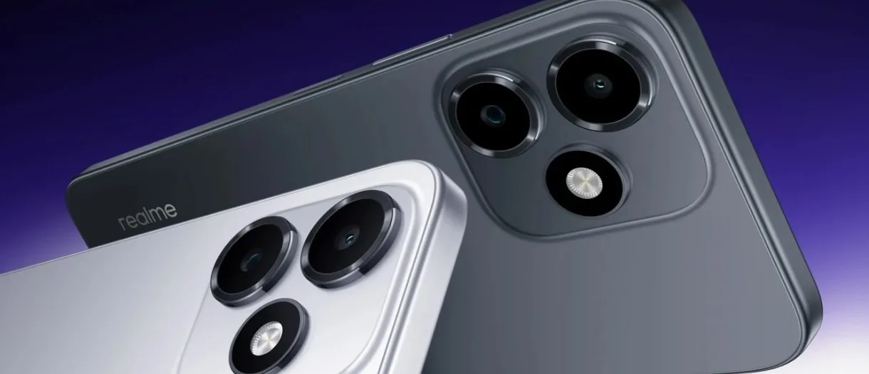 Realme P4s Lite'ın gümüş ve siyah renk seçeneklerinin arka yüzü, çift kamera adası mor zemin üzerinde