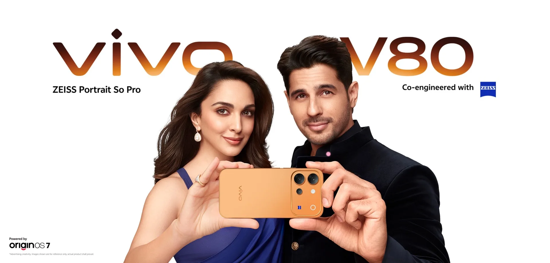 vivo V80 tanıtım görseli: turuncu renkli telefonu tutan iki kişi, solda vivo ve V80 yazısı, ZEISS ortaklığı ve OriginOS 7 logosu