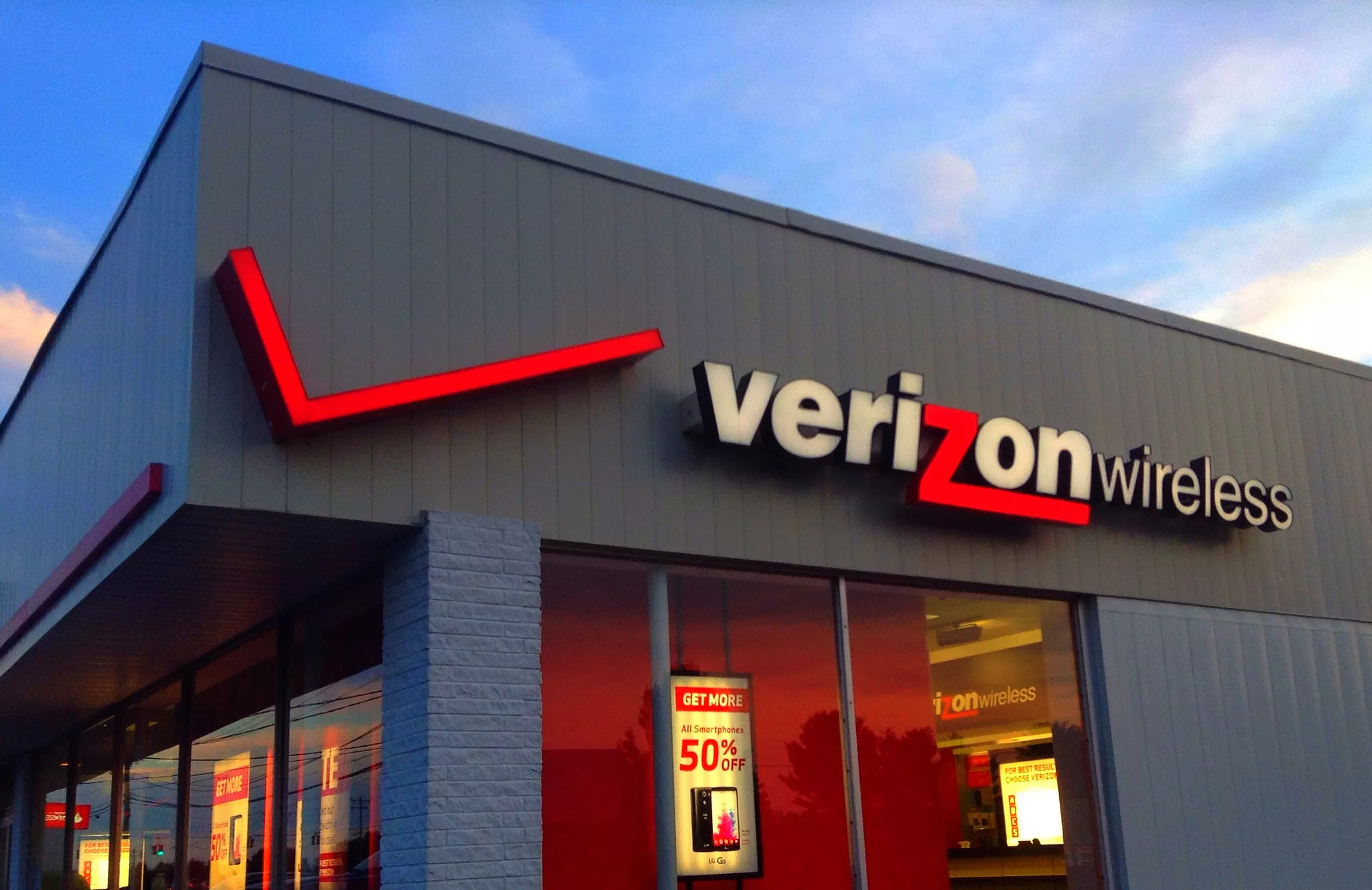 A modern and aesthetic graphic illustrating Verizon's passive phone loss statistics from the first quarter, featuring tech elements.